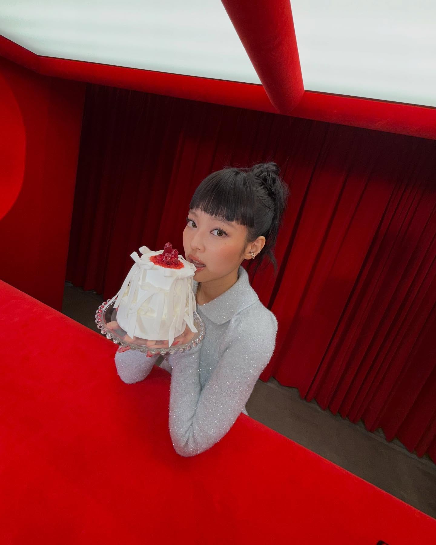 제니도 좋고..디저트도 좋고💌
제니의 앨범을 기념한 NUDAKExJENNIERUBYJANE 콜라보🎂🖤 이미지