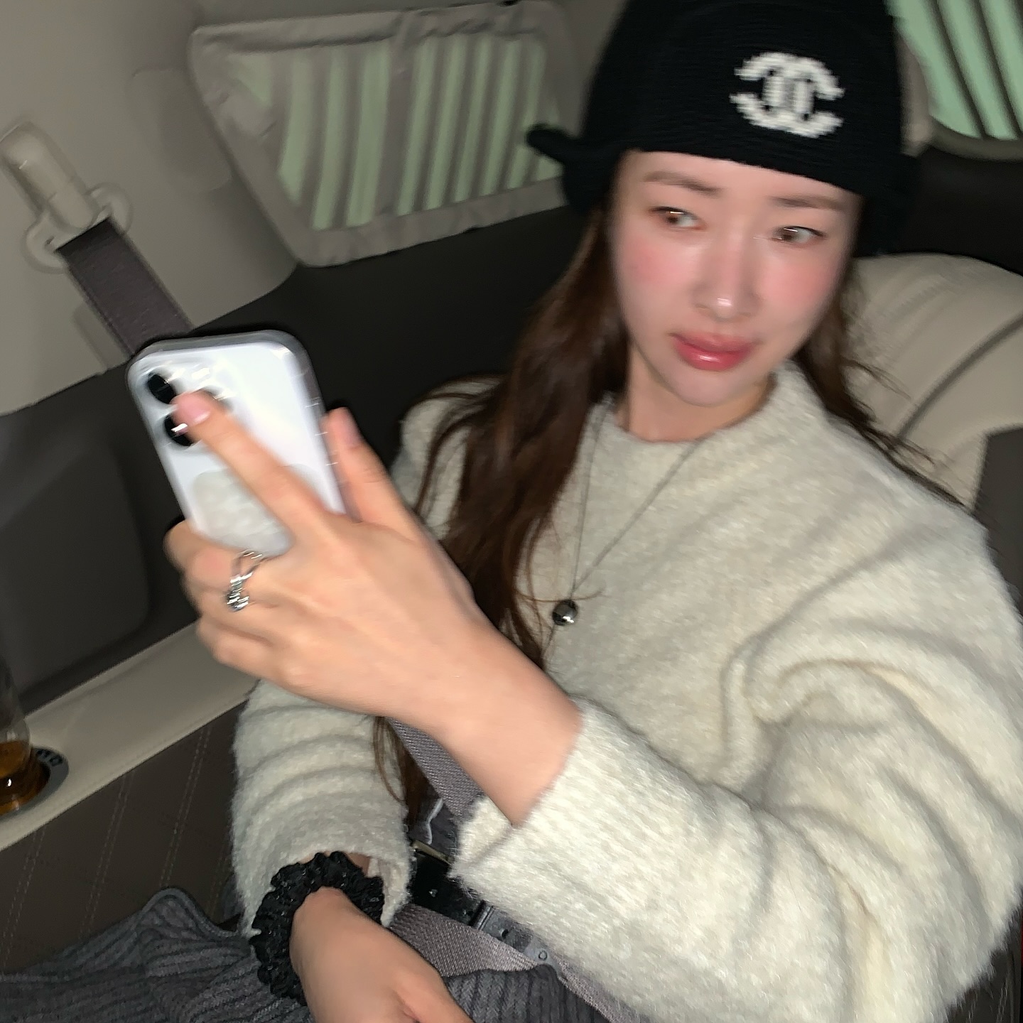 올겨울 비니는 여기가 핫하다?❤️‍🔥
셀럽들의 인스타 속 자주 보이는 샤넬 비니✨ 이미지2