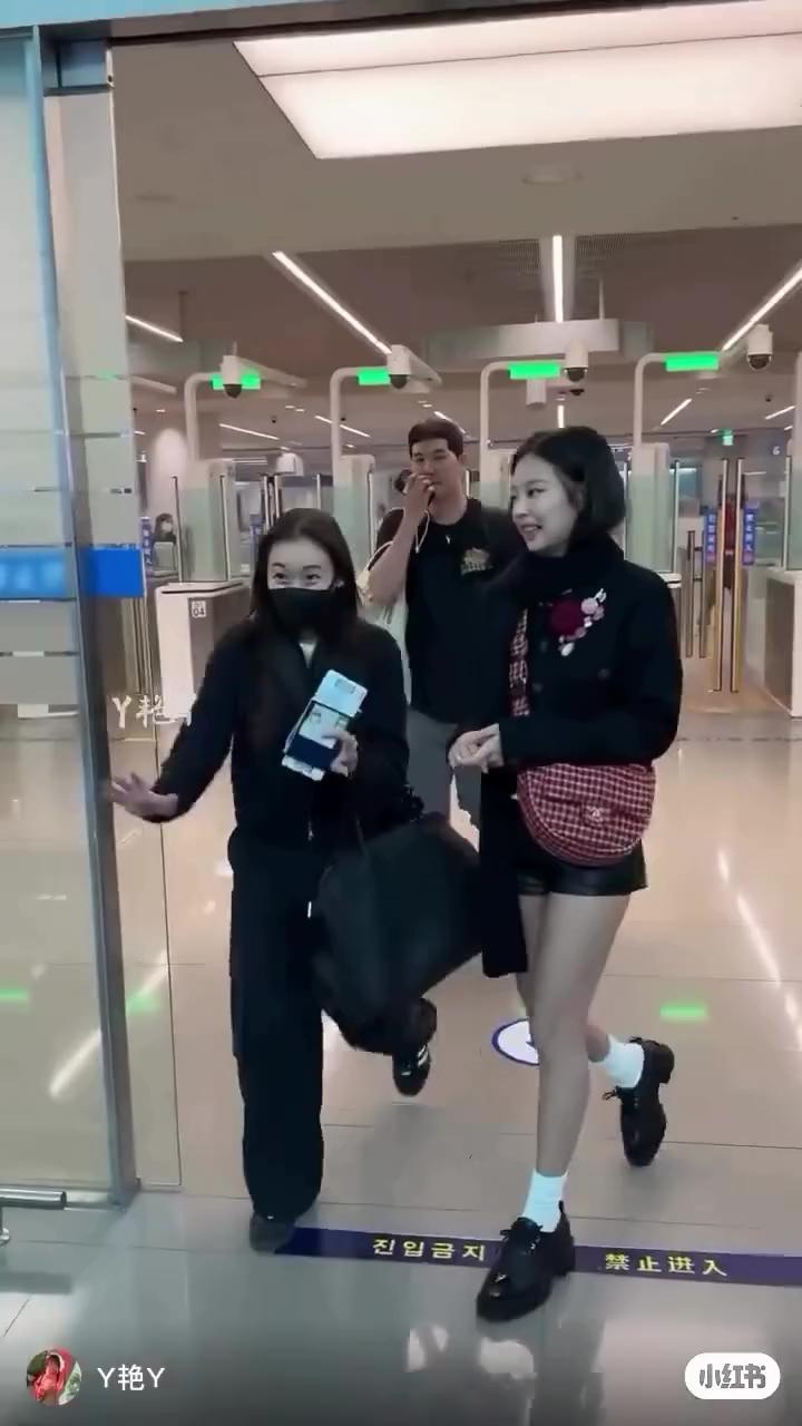 파리 패션위크로 출국🖤❤️제니 공항룩 이미지
