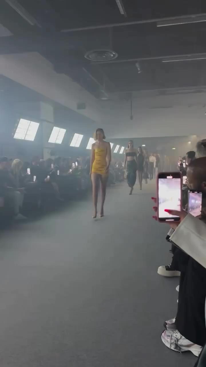 베트멍 25SS 지지하디드💛🚚DHL 테이프 드레스 핏감 이미지
