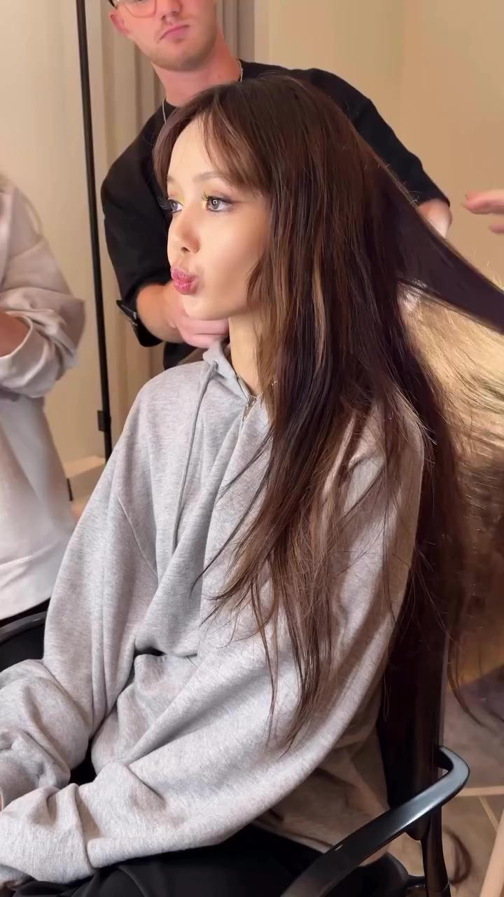 리사 글로벌 시티즌 현황💛🖤매력적인 현장과 애정하는 블랙 롱코트 코디도 너무 멋짐😎

2024년 9월 28일, 뉴욕 센트럴 파크에서 열린 글로벌 시티즌 페스티벌에서 블랙핑크의 리사가 무대를 빛냈습니다. 

리사는 자신의 솔로 히트곡인 LALISA와 MONEY를 열정적으로 선보이며 관객들을 사로잡았고, 새로운 미발매 곡 Moonlit Floor를 깜짝 공개해 큰 화제를 모았습니다. 이 곡은 2024년 10월 3일에 정식 발매될 예정입니다. 이미지