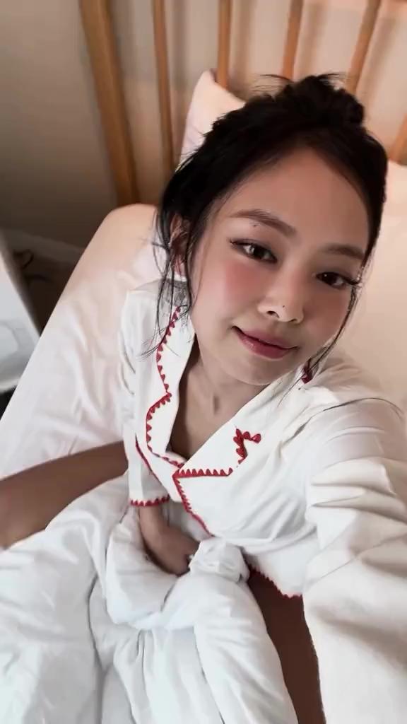 제니가 보여주는 프리티 걸🛌🏃🏻‍♀️주말룩❤️ 이미지