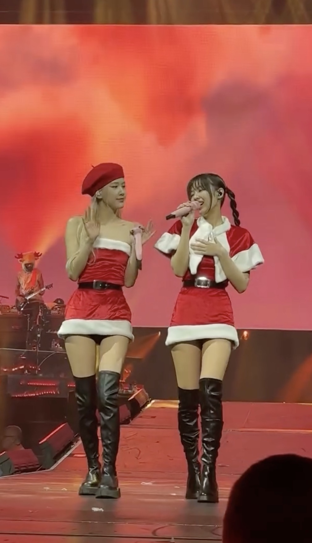 이렇게 핫한 산타걸들 봤어?❤️‍🔥
제니&로제가 말아주는 크리스마스 무드🎄❤️ 이미지