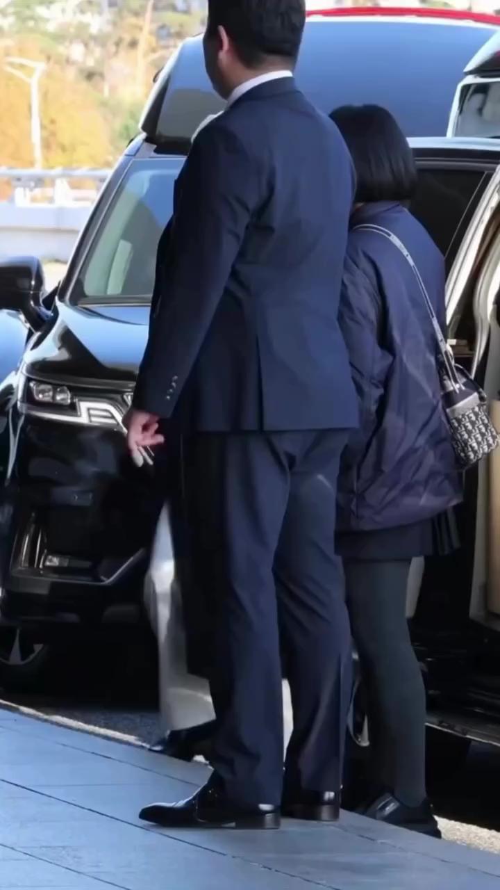 태리언니에게 배워🖤🤍롱코트 코디
간만에 보는 정년이의 넘 예쁜 사복룩✈️🧥마마 출국길 이미지