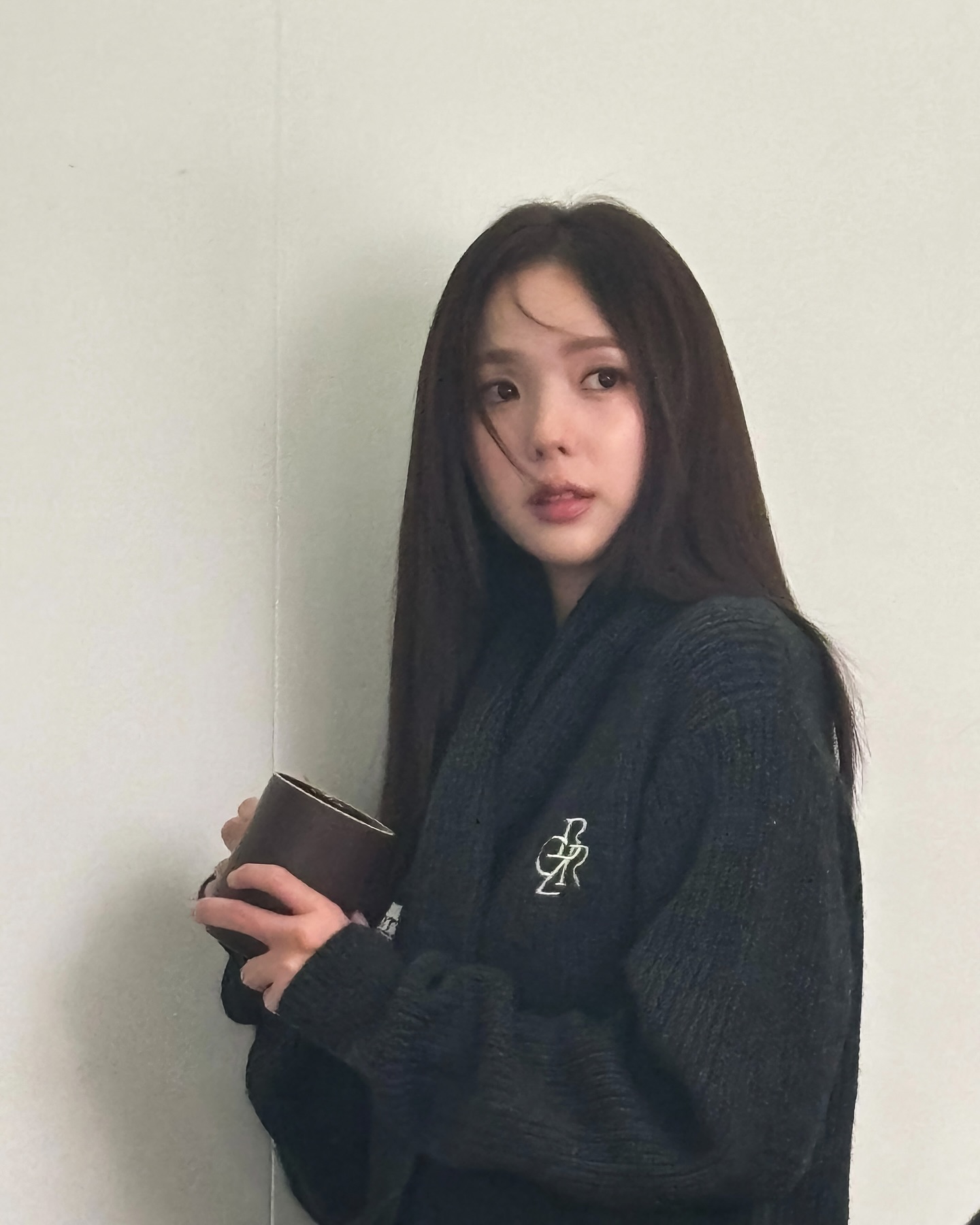 맛점했나요?🖤❤️미모 채수빈
올블랙+ 긴머리 스타일링으로 고급지게✨ 이미지8