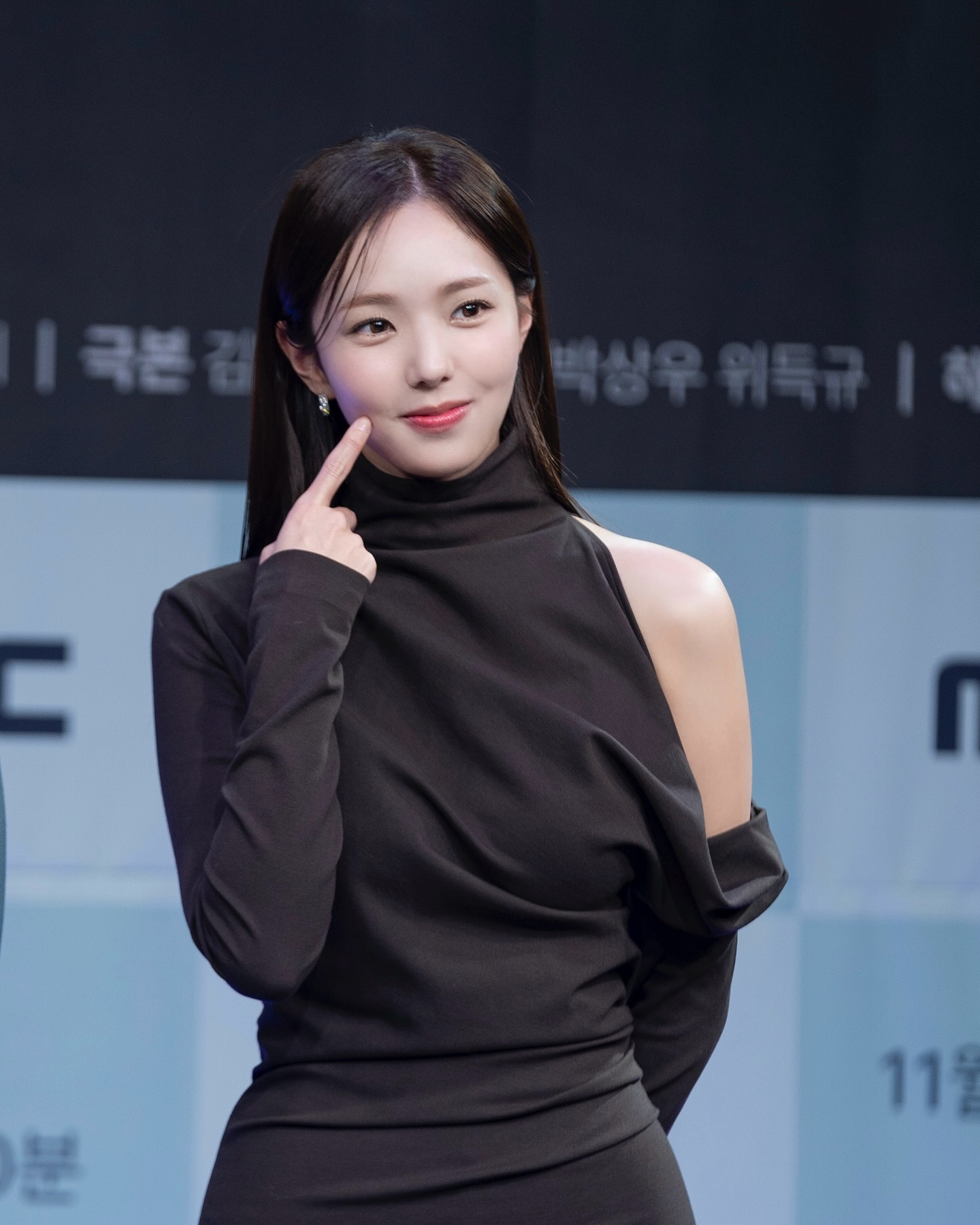 맛점했나요?🖤❤️미모 채수빈
올블랙+ 긴머리 스타일링으로 고급지게✨ 이미지4