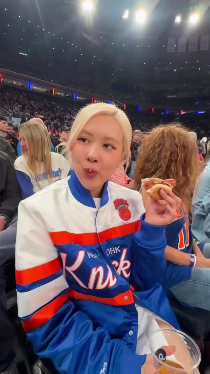 직관 간 게 이리 귀여울 수가🥹💛 뉴욕 닉스 자켓 입은 로제🏀💙귀여운 챙 모먼트 이미지