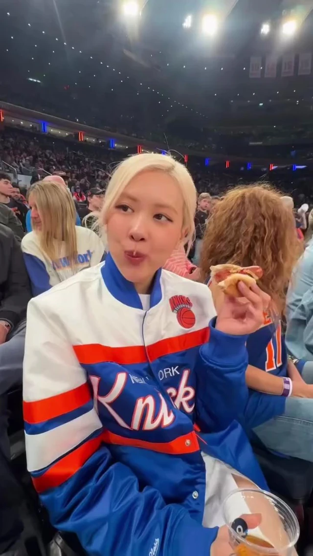 직관 간 게 이리 귀여울 수가🥹💛 뉴욕 닉스 자켓 입은 로제🏀💙귀여운 챙 모먼트 이미지