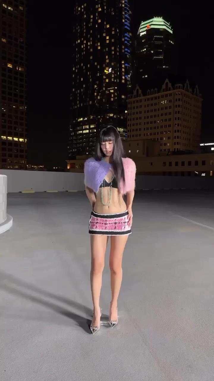 어우 핫해🩷🩵제니 만트라 샤넬룩 이미지