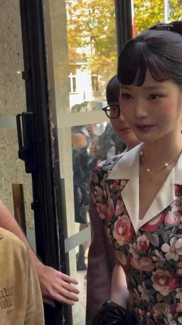 여자가 봐도 너무 예쁘다…🌸🤍 원영언니 미우미우 패션쇼 근접샷 🎥❤️부럽고 우아하자나 이미지