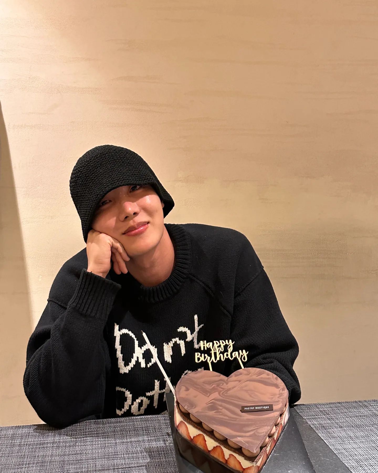 방탄 제이홉, '나혼산' 출연🏠 방탄소년단 제이홉의 집이 드디어 공개될 예정입니다. 28일 일간스포츠 보도에 따르면, 제이홉은 최근 MBC 예능 프로그램 ‘나 혼자 산다’의 촬영을 마쳤으며, 이번 촬영에서는 그의 일상이 공개될 예정입니다. 세계적으로 사랑받는 스타인 제이홉의 일상은 과연 어떨지 벌써부터 팬들의 뜨거운 관심과 화제가 예상됩니다.❤️ 이미지