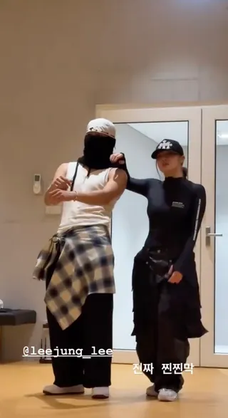 가려도 본새 장난아닌 뷔&리정🖤
살짝 췄는데도 왜이리 멋있어..🤦🏻♀️ 이미지