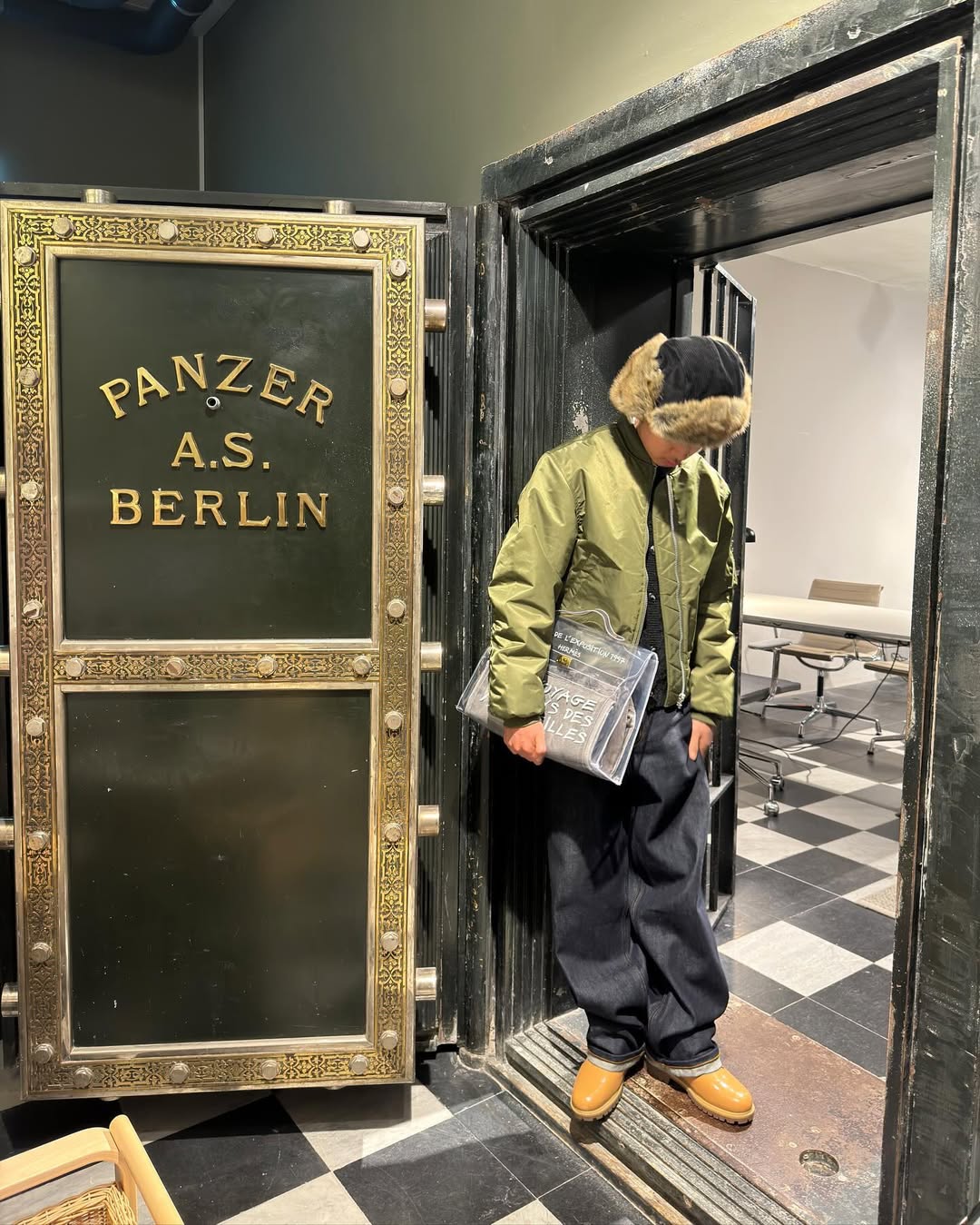 비니 대신 군밤장수모자🌰 이미지