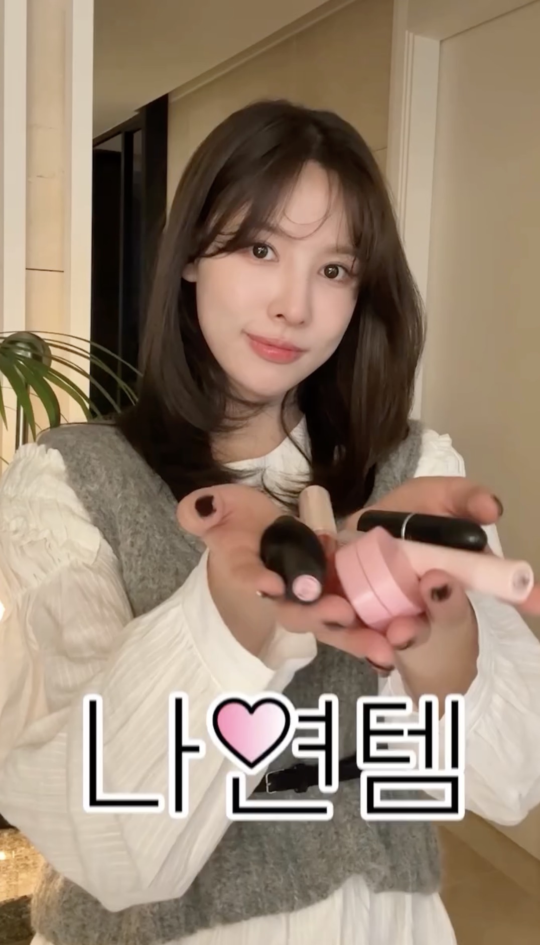 이나연의 촉촉립 정보 대공개💋
천사 나연언니의 립 튜토리얼 & 립 아이템 6💄🪽

1. 무지개맨션 타이업 틴트03 핑크스텝
2. 키코 milano 스마트퓨전 립크레용 02 온더고펜슬 모브로즈 (해외 직구)
3. 웨이크메이크 피치비치
4. 에이오유 사과밤
5. 롬앤 글래스팅 컬러 글로스 7호 스프링피버
6. 맥 myth 이미지