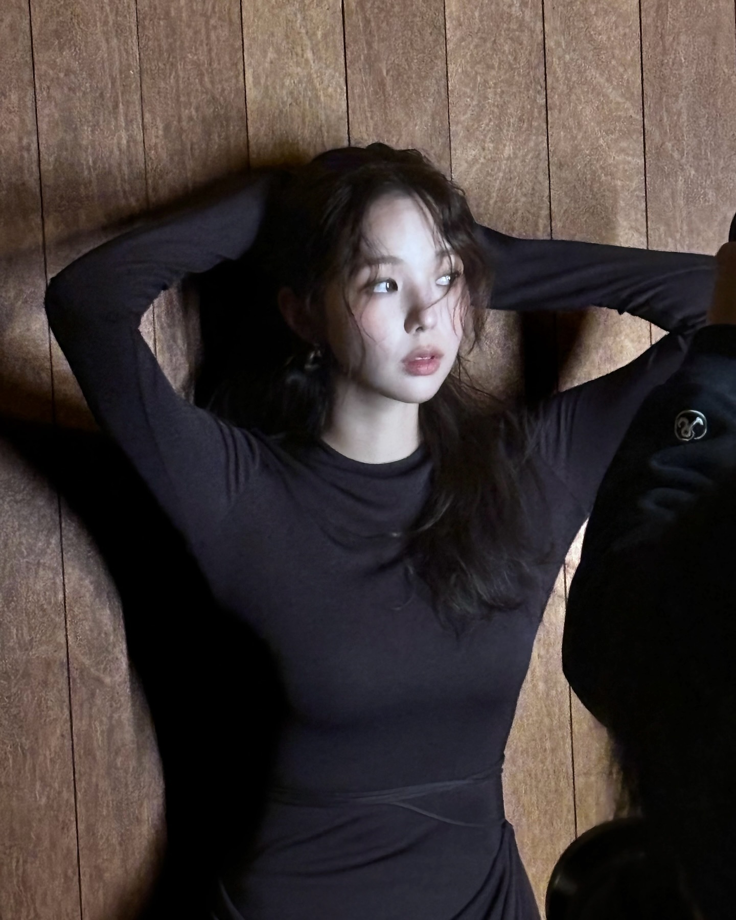 맛점했나요?🖤❤️미모 채수빈
올블랙+ 긴머리 스타일링으로 고급지게✨ 이미지6