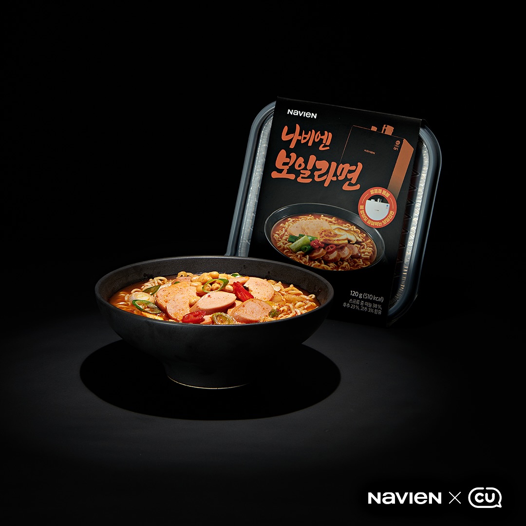 경동나비엔xCU 보일라면 출시🔥 경동나비엔이 CU와 협업해 차가운 물로도 끓일 수 있는 부대찌개 맛 ‘보일라면’을 출시했습니다. 특수 조리용기와 발열체를 활용해 뜨거운 물 없이도 따끈한 라면을 즐길 수 있는 라면으로, 바깥 용기에 발열체와 물을 넣고 내부 용기에 스프와 면을 넣은 뒤 표시된 선에 맞게 물을 부으면 됩니다. 뚜껑을 닫으면 물이 끓고, 10분만 기다리면 따뜻한 라면을 바로 먹을 수 있습니다. 해당 상품의 가격은 5,500원이며 전국 CU 매장에서 구매할 수 있습니다. 이미지