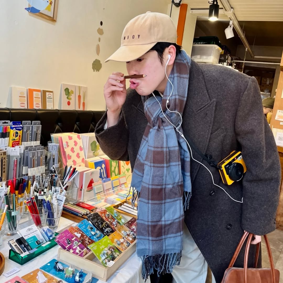 피오의 훈훈한 목도리 활용법🧣 이미지