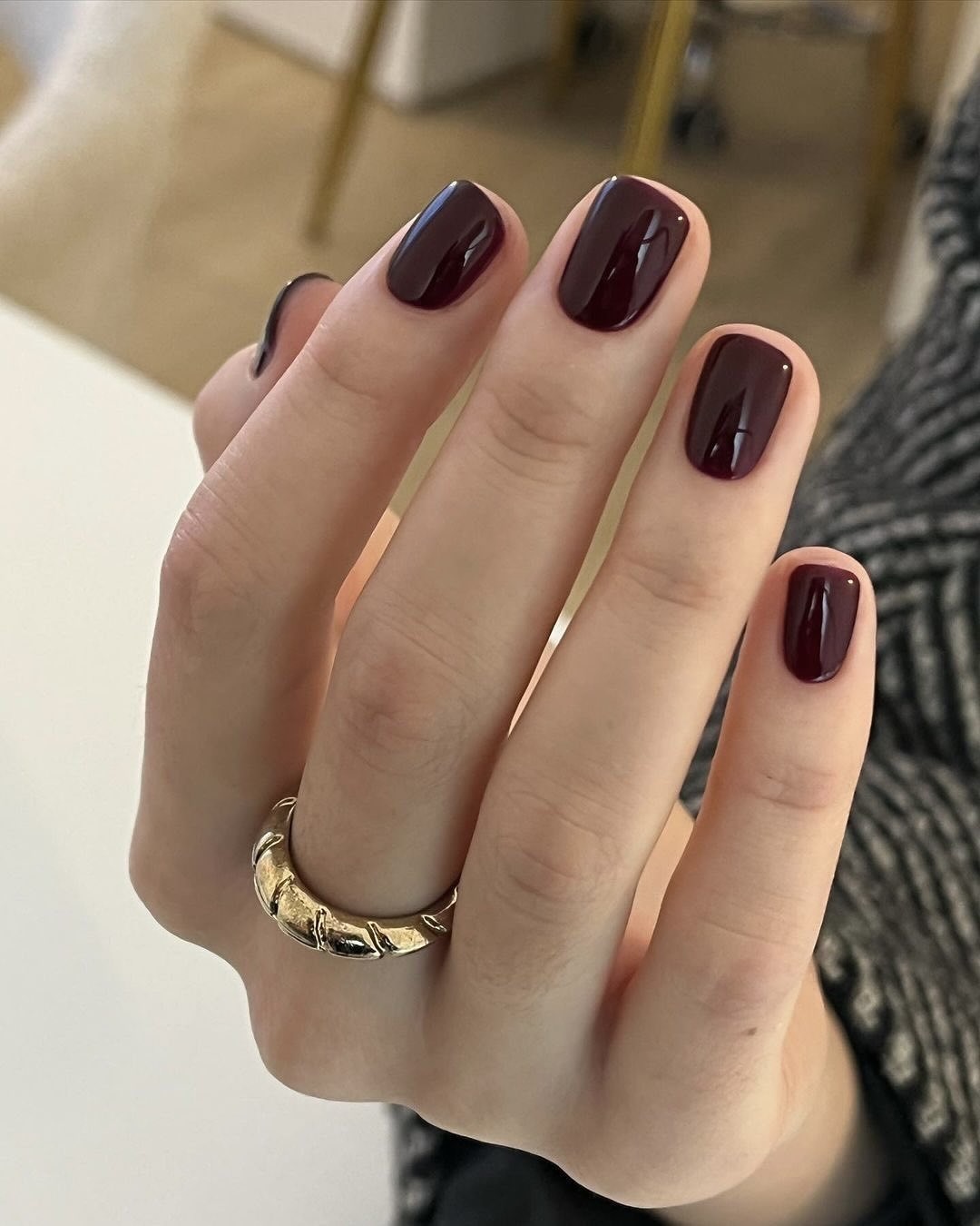깔끔한 원톤 네일로 연말룩 완성💅🖤 이미지
