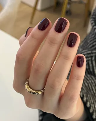 깔끔한 원톤 네일로 연말룩 완성💅🖤 이미지