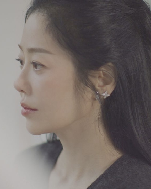 고현정은 어떤 브랜드를 입었나🔍
유퀴즈 온 더 블럭에서 진솔한 이야기들을 털어놨던 고현정. 차분하지만 세련된 무드가 돋보였던 착장을 알아보겠습니다.

고현정의 니트와 치마, 벨트 모두 The Row 제품입니다. 

절제된 디자인과 고급스러운 소재로 제니, 로제, 정유미 등 셀럽들의 룩에 빠지지 않고 등장하는 브랜드답게 이번 고현정 룩에도 등장했네요! 상의는 Isaora 캐시미어 스웨터로 한화로 약 200만 원입니다. 롱스커트는 Roux 울 스커트로 230만 원이며, 포인트로 착용한 벨트는 Classic 가죽 벨트로 83만 원대 제품입니다.

심심해 보일 수 있는 룩에 화려한 귀걸이로 시선을 끌기도 했죠. 귀걸이는 모두 TIFFANY&CO. 제품입니다. 노트 이어링과 빅토리아 이어링을 같이 착용했습니다. 티파니 앤 코의 시그니처 라인 중 하나인 노트 이어링은 580만 원, 빅토리아 이어링은 725만 원입니다.

고현정 룩이 궁금하셨다면 슬라이드를 넘겨 확인해 보세요✍️ 이미지6