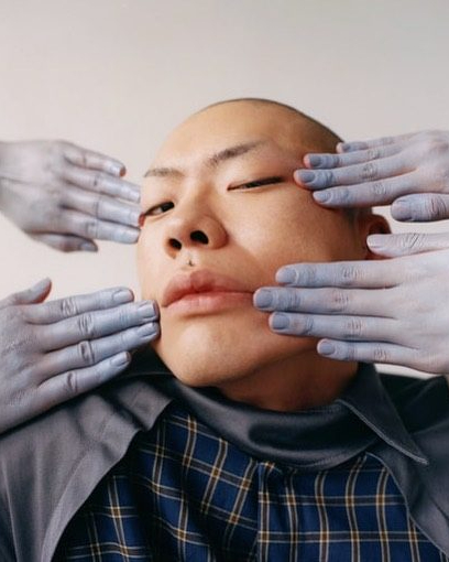 오혁, 12월에 결혼한다🤵🏻💍👰🏻
가수 혁오밴드의 리더 오혁이 내달 결혼을 앞둔 소식이 전해졌습니다.
29일 뉴스사 취재를 종합하면 오혁은 내달 모일 서울 모처에서 결혼식을 올리기로 하고 결혼식 준비에 들어갔다고 합니다.
소속사 두루두루 아티스트컴퍼니 관계자는 “결혼하는 게 맞다. 가족과 가까운 지인만 모시고 진행할 계획”이라고 밝혔습니다.
오혁의 깜짝 결혼 소식 축하드리며, 행복한 앞날이 가득하길 바랍니다! 이미지2