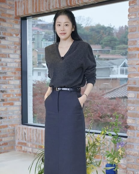 고현정은 어떤 브랜드를 입었나🔍
유퀴즈 온 더 블럭에서 진솔한 이야기들을 털어놨던 고현정. 차분하지만 세련된 무드가 돋보였던 착장을 알아보겠습니다.

고현정의 니트와 치마, 벨트 모두 The Row 제품입니다. 

절제된 디자인과 고급스러운 소재로 제니, 로제, 정유미 등 셀럽들의 룩에 빠지지 않고 등장하는 브랜드답게 이번 고현정 룩에도 등장했네요! 상의는 Isaora 캐시미어 스웨터로 한화로 약 200만 원입니다. 롱스커트는 Roux 울 스커트로 230만 원이며, 포인트로 착용한 벨트는 Classic 가죽 벨트로 83만 원대 제품입니다.

심심해 보일 수 있는 룩에 화려한 귀걸이로 시선을 끌기도 했죠. 귀걸이는 모두 TIFFANY&CO. 제품입니다. 노트 이어링과 빅토리아 이어링을 같이 착용했습니다. 티파니 앤 코의 시그니처 라인 중 하나인 노트 이어링은 580만 원, 빅토리아 이어링은 725만 원입니다.

고현정 룩이 궁금하셨다면 슬라이드를 넘겨 확인해 보세요✍️ 이미지2