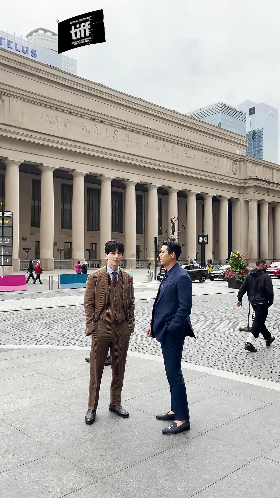 잘생긴 분 옆 잘 생긴 분...🫢
토론토 빛낸 현빈x이동욱 수트✨'하얼빈' 크리스마스 개봉🎬 이미지