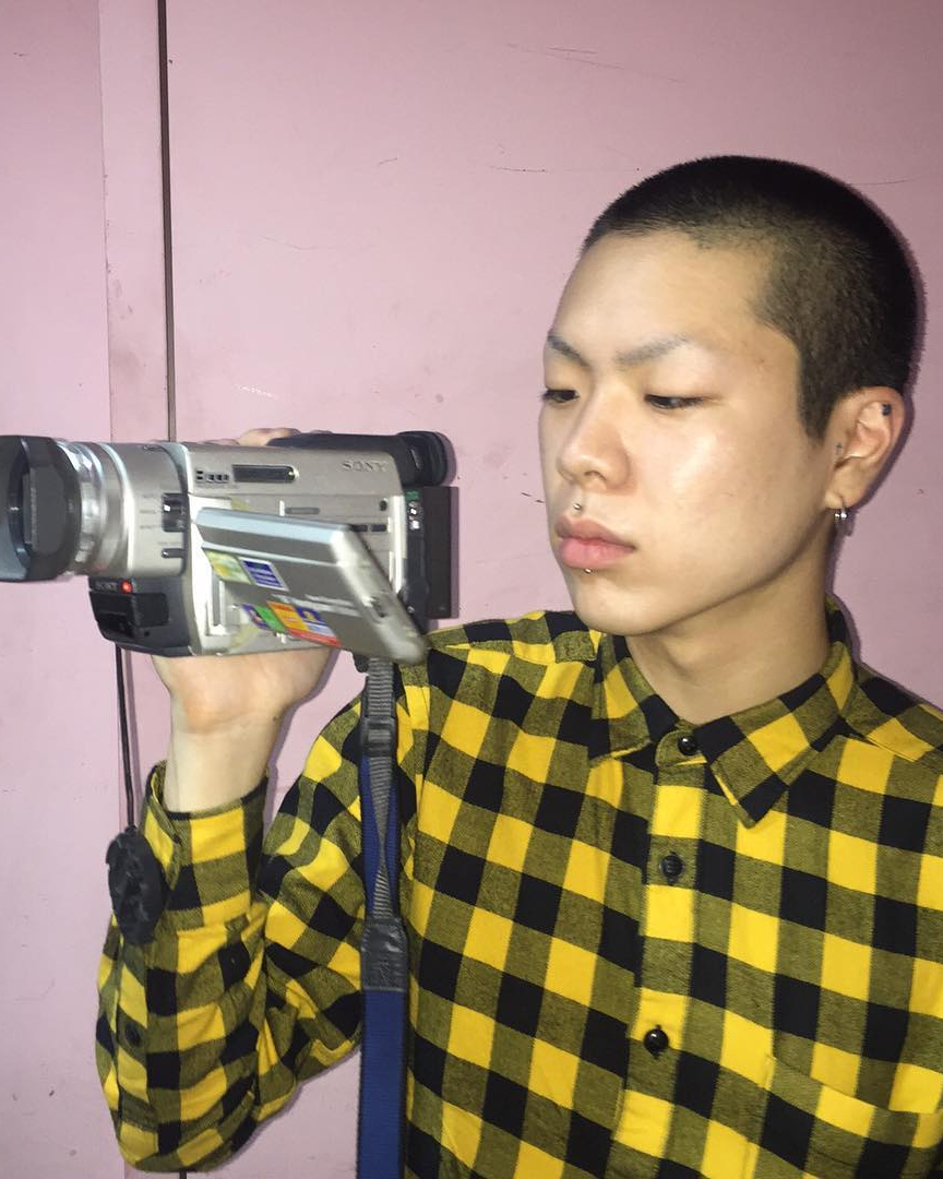 오혁, 12월에 결혼한다🤵🏻💍👰🏻
가수 혁오밴드의 리더 오혁이 내달 결혼을 앞둔 소식이 전해졌습니다.
29일 뉴스사 취재를 종합하면 오혁은 내달 모일 서울 모처에서 결혼식을 올리기로 하고 결혼식 준비에 들어갔다고 합니다.
소속사 두루두루 아티스트컴퍼니 관계자는 “결혼하는 게 맞다. 가족과 가까운 지인만 모시고 진행할 계획”이라고 밝혔습니다.
오혁의 깜짝 결혼 소식 축하드리며, 행복한 앞날이 가득하길 바랍니다! 이미지4