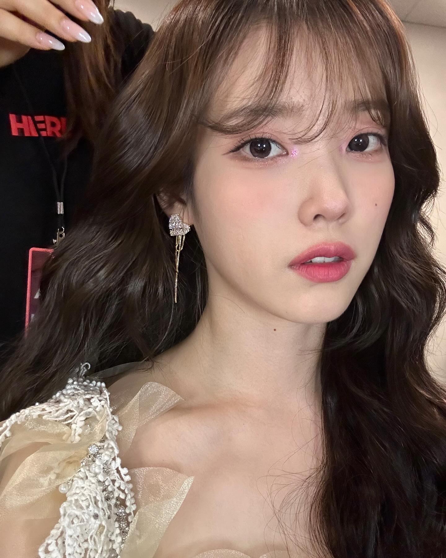 아이유&변우석 로맨스로 만나다❤️

카카오엔터테인먼트는 아이유와 변우석이 MBC 새 드라마 ‘21세기 대군 부인(가제, 기획 강대선, 극본 유아인, 제작 MBC 카카오엔터테인먼트)’에 캐스팅을 확정했다고 밝혔습니다.

아이유는 금수저로 태어나 화려한 미모와 지성을 두루갖춘 재계 순위 1위 재벌가의 둘째 ‘성희주’ 역을 맡았습니다. 변우석은 21세기 입헌군주제 대한민국의 ‘이안대군’역을 맡았습니다. 
아이유와 변우석은 이전 로맨스 작품으로 대중들에게 큰 사랑을 받아 이미 입증 된 '로코 장인'인데요. 이번엔 또 어떤 사랑스러운 모습을 보여줄 지 기대가 되네요! 이미지