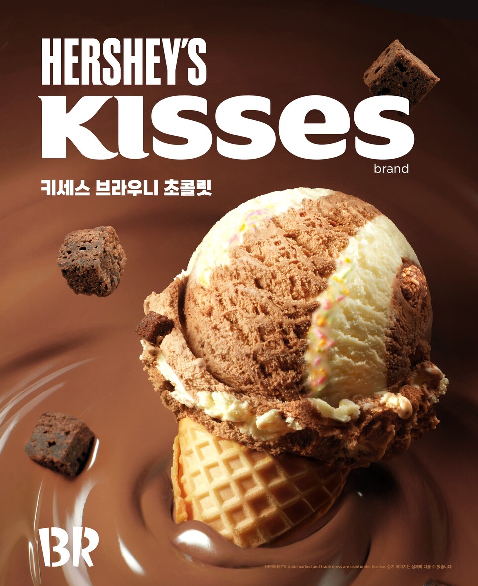 배라 X 키세스 12월의 맛 출시🍦

배스킨라빈스가 글로벌 초콜릿 브랜드 '허쉬 키세스'와 협업해 12월 이달의 맛 '키세스 브라우니 초콜릿' 아이스크림을 출시합니다. 키세스 초콜릿 아이스크림과 밀크 크림 아이스크림을 베이스로 스프링클이 뿌려진 크런치볼과 화이트 리본, 브라우니 피스가 더해진 신제품입니다. 여기에 크리스마스 시즌에 어울리는 이달의 음료 ‘키세스 초콜릿 블라스트’와 ‘키세스 핫초코’도 오는 6일 출시됩니다. 이미지