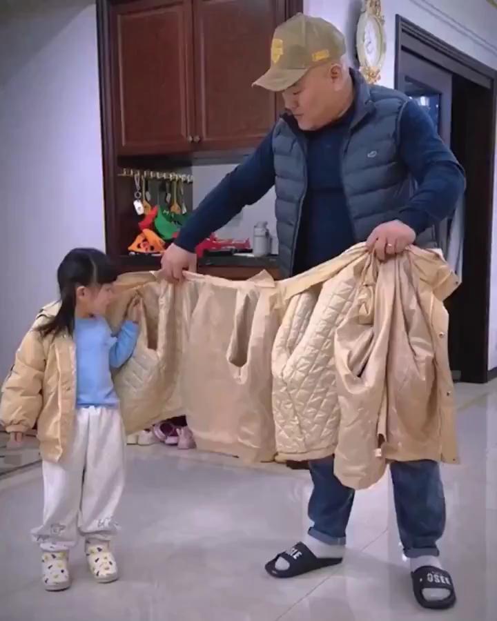 아기들 쉽게 외투 입히는 법🤣 이미지