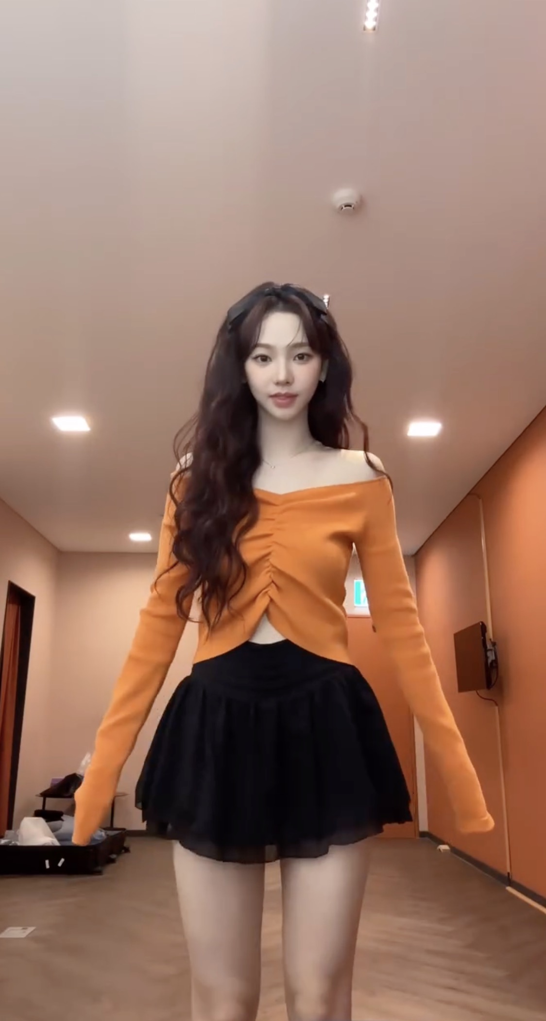 카리나 is 뭔들✨싱크로유 착장
제 취향은 2번 착장이요..👸🧡 이미지
