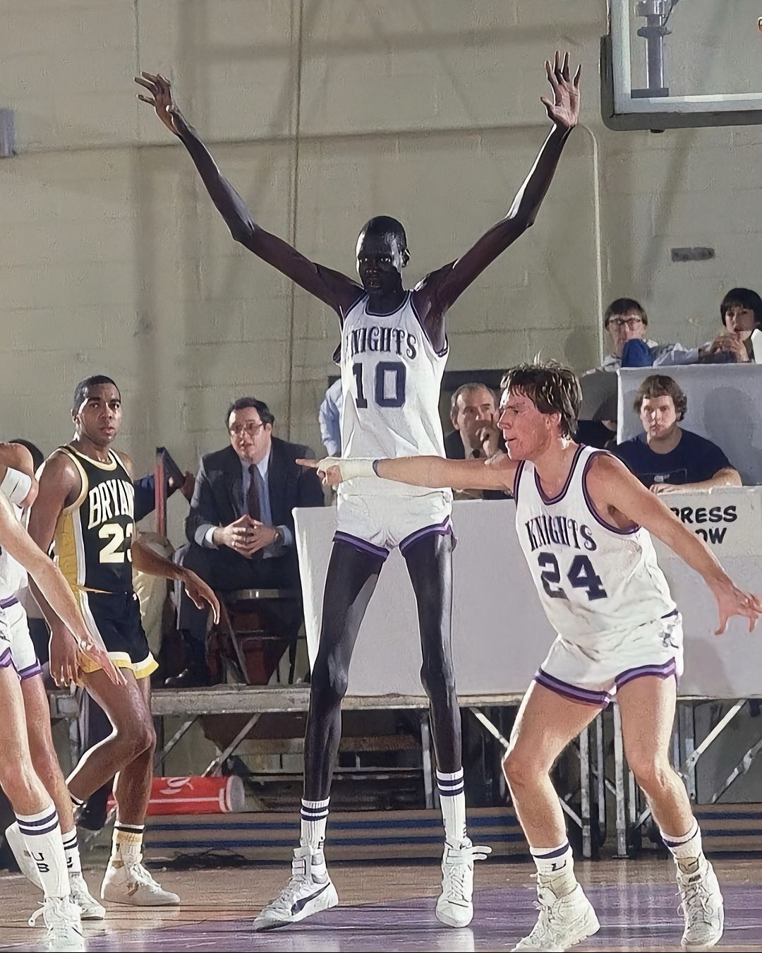 nba 역대 최장신 클라스🏀

그 이름은 '마누트 볼.' 그의 키는 231cm로 nba 역대 최장신 중 한 명.
4번째 사진부터 등장하는 그의 아들의 이름은 '볼볼'로 역시 nba 선수이다.
볼볼은 스타일리스트 이안 코너와 친하게 지내며 옷을 좋아한다. 이미지