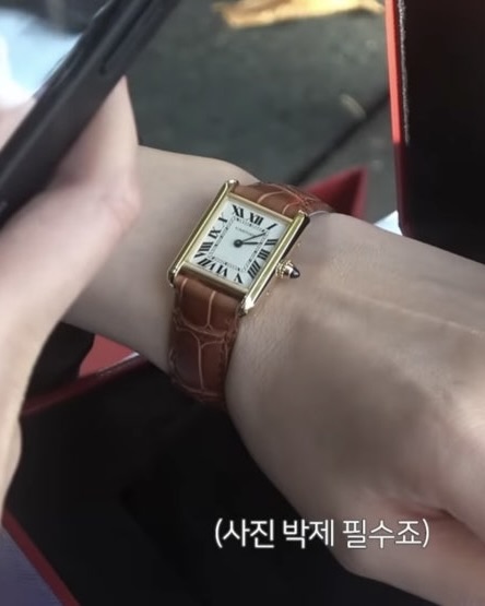 장윤주가 선택한 시계❓🔍
장윤주가 생일 선물로 선택한 시계가 있죠. 바로 까르띠에 탱크 루이입니다. 
이 시계는 장윤주뿐만 아니라 영국의 다이애나 웨일스 공작부인, 이브 생로랑, 앤디 워홀, 재클린 케네디 등 많은 아티스트와 정·재계 인사들에게 사랑받아온 아이템인데요. 
1917년, 루이 까르띠에는 제1차 세계대전 당시 탱크에서 영감을 받아 이 디자인을 선보였습니다. 까르띠에 탱크 라인은 까르띠에를 대표하는 상징적인 컬렉션이라고 말할 수 있습니다. 이름 역시 브랜드 창립자인 '루이 까르띠에'에서 따왔을 정도니까요!
탱크 시리즈는 직사각형 모양의 독특한 디자인과 깔끔한 로마 숫자 인덱스, 그리고 고급스러운 가죽 스트랩이 조화를 이루며 우아함의 정수를 보여줍니다. 특히 철도 트랙 형태의 분침은 탱크 라인의 아이코닉한 디테일 중 하나로 꼽힙니다. 탱크 루이 라인은 18K 골드 케이스, 앨리게이터 스트랩, 그리고 사파이어 크라운으로 구성되어 하위 버전인 탱크 머스트와 차별화된 고급스러움을 자랑합니다. 가장 중요한 가격, 옐로우 골드 스몰 기준 1,470만 원입니다.
연말을 맞아 자신을 위한 특별한 선물을 고민 중이라면, 클래식의 정석인 까르띠에 탱크를 선택해보는 건 어떨까요? 이미지2