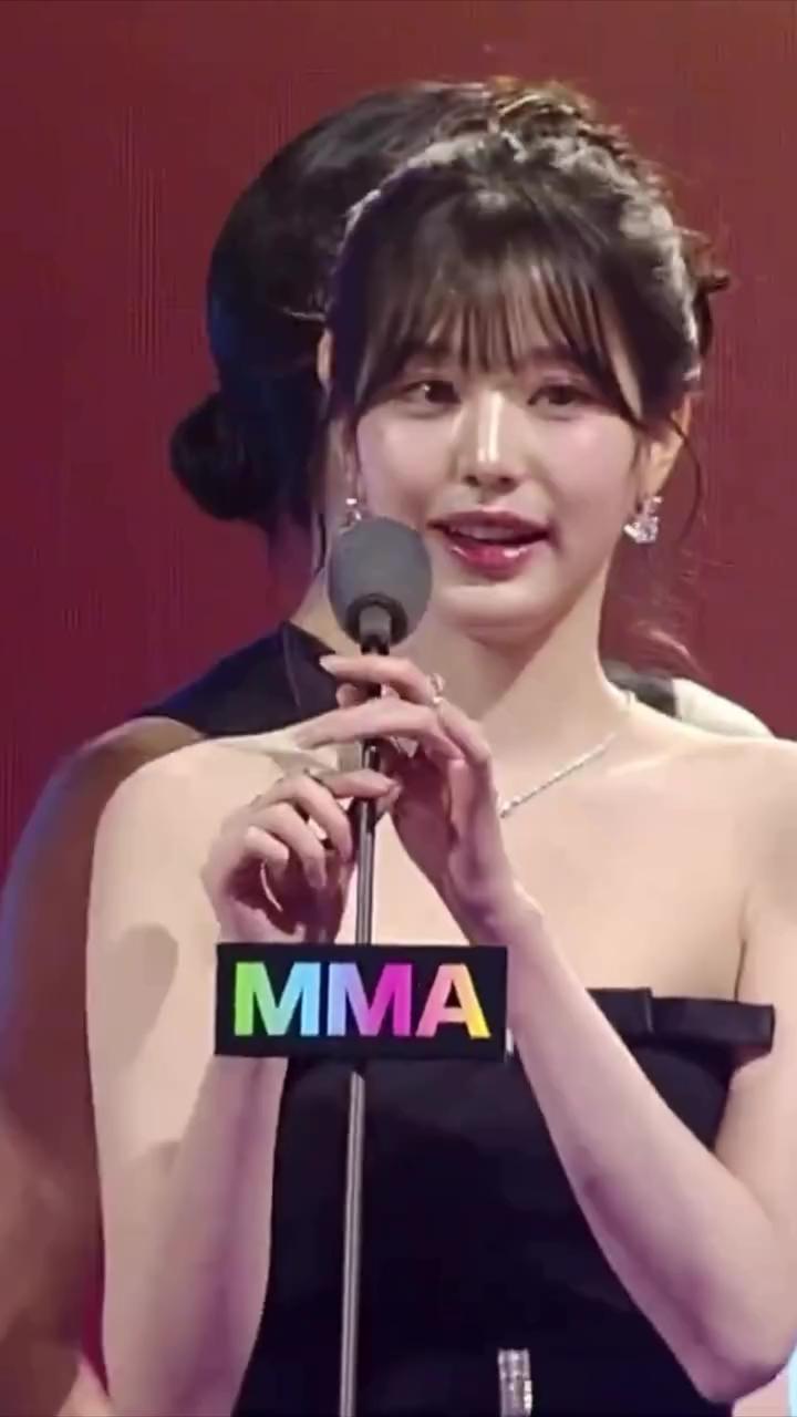 아이브, 베스트뮤직비디오 수상🏆
오늘 열린 멜론 뮤직 어워드 2024에서 아이브가 베스트 뮤직 비디오를 수상했습니다. 아이브 장원영의 럭키비키 수상소감을 확인해보세요🩷 이미지