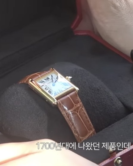 장윤주가 선택한 시계❓🔍
장윤주가 생일 선물로 선택한 시계가 있죠. 바로 까르띠에 탱크 루이입니다. 
이 시계는 장윤주뿐만 아니라 영국의 다이애나 웨일스 공작부인, 이브 생로랑, 앤디 워홀, 재클린 케네디 등 많은 아티스트와 정·재계 인사들에게 사랑받아온 아이템인데요. 
1917년, 루이 까르띠에는 제1차 세계대전 당시 탱크에서 영감을 받아 이 디자인을 선보였습니다. 까르띠에 탱크 라인은 까르띠에를 대표하는 상징적인 컬렉션이라고 말할 수 있습니다. 이름 역시 브랜드 창립자인 '루이 까르띠에'에서 따왔을 정도니까요!
탱크 시리즈는 직사각형 모양의 독특한 디자인과 깔끔한 로마 숫자 인덱스, 그리고 고급스러운 가죽 스트랩이 조화를 이루며 우아함의 정수를 보여줍니다. 특히 철도 트랙 형태의 분침은 탱크 라인의 아이코닉한 디테일 중 하나로 꼽힙니다. 탱크 루이 라인은 18K 골드 케이스, 앨리게이터 스트랩, 그리고 사파이어 크라운으로 구성되어 하위 버전인 탱크 머스트와 차별화된 고급스러움을 자랑합니다. 가장 중요한 가격, 옐로우 골드 스몰 기준 1,470만 원입니다.
연말을 맞아 자신을 위한 특별한 선물을 고민 중이라면, 클래식의 정석인 까르띠에 탱크를 선택해보는 건 어떨까요? 이미지3