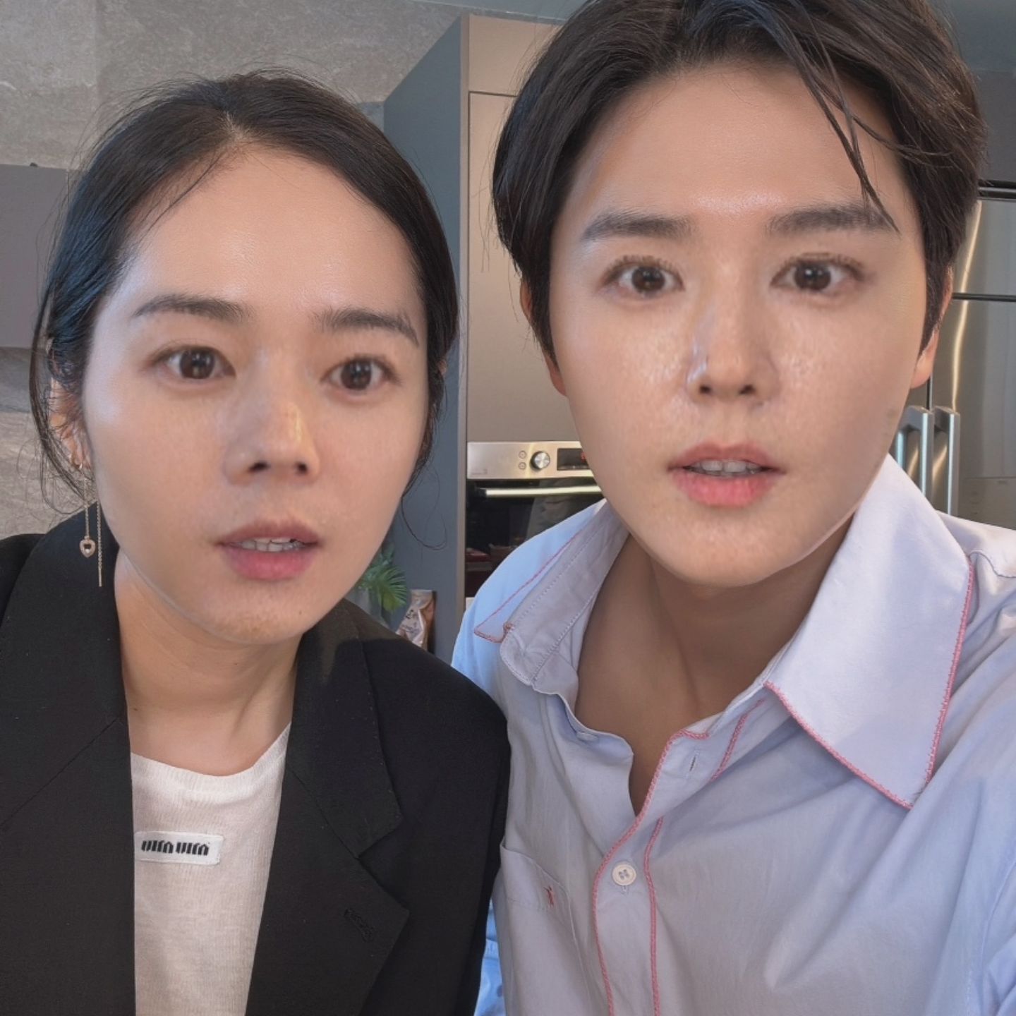 이정도면 도플갱어 아닌가요?👯
연예계 유명한 닮은꼴 스타들을 모아모아❤️

1. 김사랑 X 수지

2. 한소희 X 류진

3. 태연 X 윈터

4. 정소민 X 안유진

5. 한가인 X 김동준 이미지5