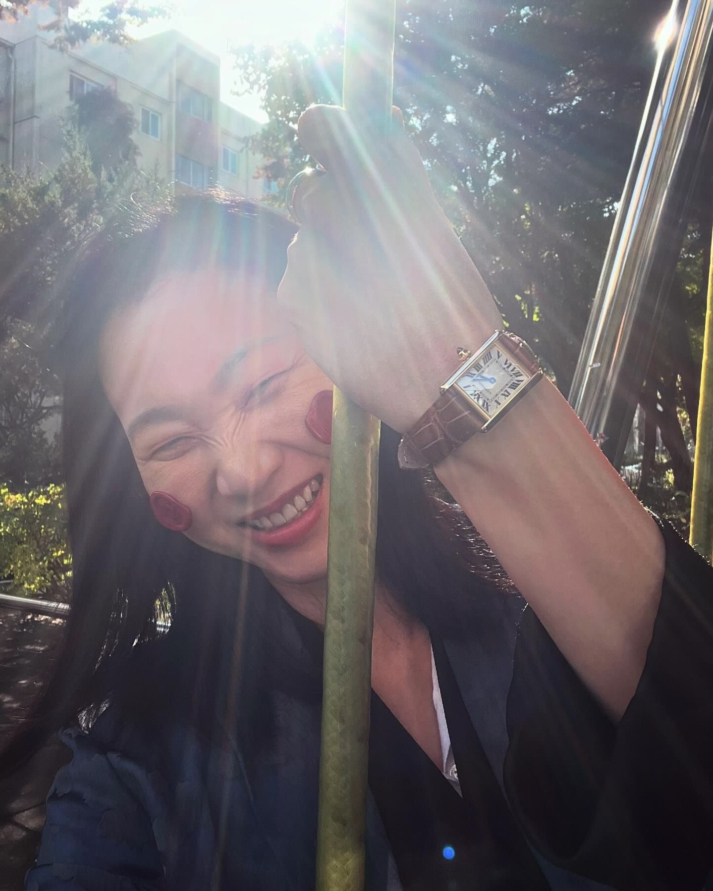 장윤주가 선택한 시계❓🔍
장윤주가 생일 선물로 선택한 시계가 있죠. 바로 까르띠에 탱크 루이입니다. 

이 시계는 장윤주뿐만 아니라 영국의 다이애나 웨일스 공작부인, 이브 생로랑, 앤디 워홀, 재클린 케네디 등 많은 아티스트와 정·재계 인사들에게 사랑받아온 아이템인데요. 

1917년, 루이 까르띠에는 제1차 세계대전 당시 탱크에서 영감을 받아 이 디자인을 선보였습니다. 까르띠에 탱크 라인은 까르띠에를 대표하는 상징적인 컬렉션이라고 말할 수 있습니다. 이름 역시 브랜드 창립자인 '루이 까르띠에'에서 따왔을 정도니까요!

탱크 시리즈는 직사각형 모양의 독특한 디자인과 깔끔한 로마 숫자 인덱스, 그리고 고급스러운 가죽 스트랩이 조화를 이루며 우아함의 정수를 보여줍니다. 특히 철도 트랙 형태의 분침은 탱크 라인의 아이코닉한 디테일 중 하나로 꼽힙니다. 탱크 루이 라인은 18K 골드 케이스, 앨리게이터 스트랩, 그리고 사파이어 크라운으로 구성되어 하위 버전인 탱크 머스트와 차별화된 고급스러움을 자랑합니다. 가장 중요한 가격, 옐로우 골드 스몰 기준 1,470만 원입니다.

연말을 맞아 자신을 위한 특별한 선물을 고민 중이라면, 클래식의 정석인 까르띠에 탱크를 선택해보는 건 어떨까요? 이미지