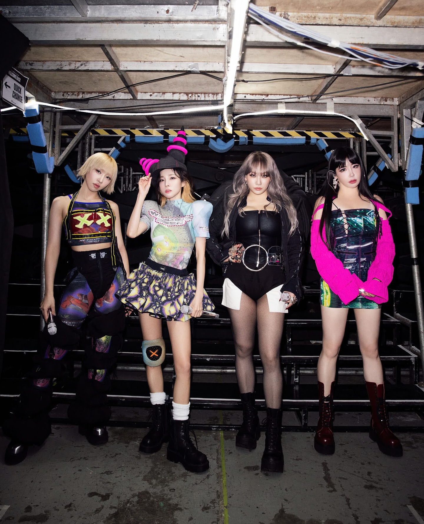 2NE1 SBS가요대전에 뜬다!💥

2NE1이 10년 만에 'SBS 가요대전'에 출연합니다.
오는 25일 인스파이어 아레나에서 열리는 'SBS 가요대전'에 완전체로 등장해 멋진 퍼포먼스를 선보일 예정인데요.
월드 투어로 몸을 제대로 푼 2NE1이 10년 만에 출연하는 ‘가요대전’에서 또 어떤 역대급 무대를 보여줄지 기대가 됩니다.

이번 'SBS 가요대전'은 오는 12월 25일 방송되니 꼭 놓치지 마세요👀 이미지2