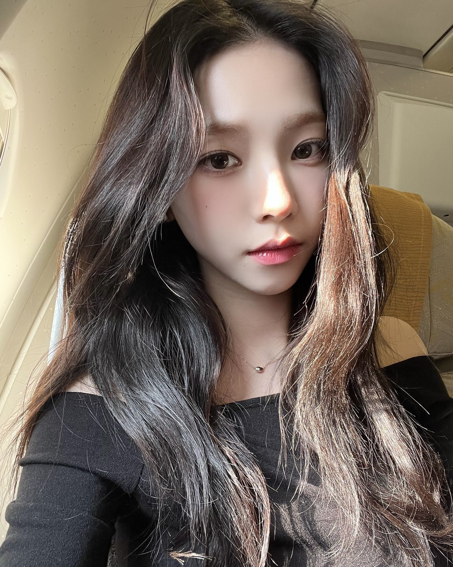 앞머리 자른 카리나💙
팬들 사이에서도 갈리는 앞머리 있는 카리나 VS 앞머리 없는 카리나, 여러분들은 어떤 카리나가 더 좋으신가요?🤔🤔 이미지4
