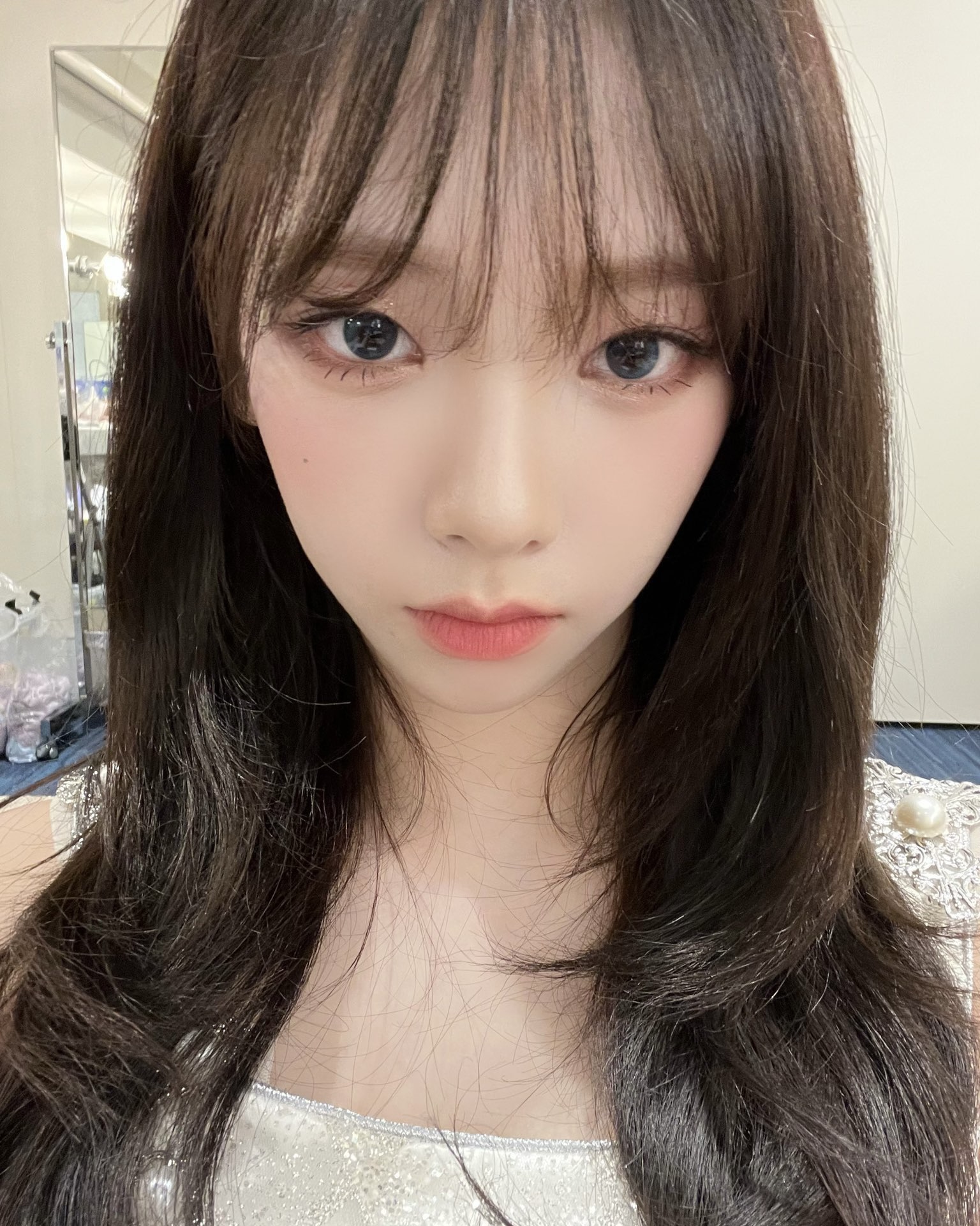 앞머리 자른 카리나💙
팬들 사이에서도 갈리는 앞머리 있는 카리나 VS 앞머리 없는 카리나, 여러분들은 어떤 카리나가 더 좋으신가요?🤔🤔 이미지3