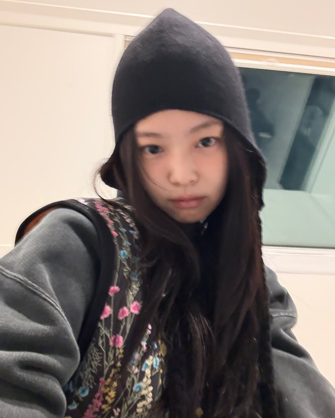 요즘 제니는 비니 홀릭🧣🖤
올겨울엔 모자와 스카프가 연결된 스카프 비니 어때?🧶 이미지