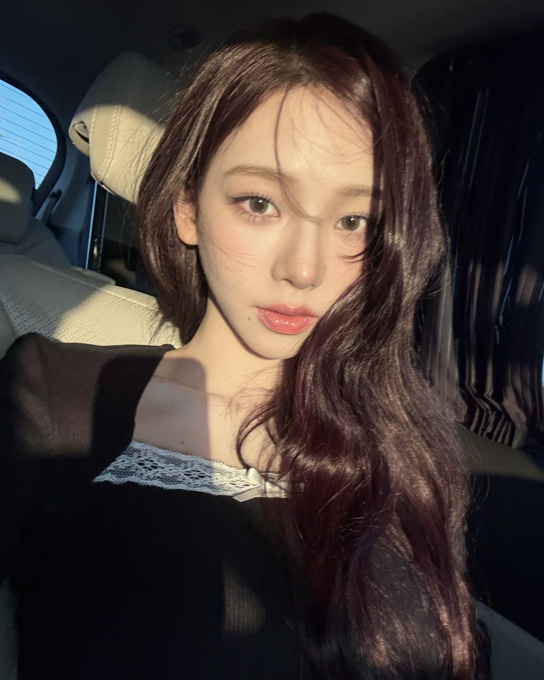 앞머리 자른 카리나💙
팬들 사이에서도 갈리는 앞머리 있는 카리나 VS 앞머리 없는 카리나, 여러분들은 어떤 카리나가 더 좋으신가요?🤔🤔 이미지6