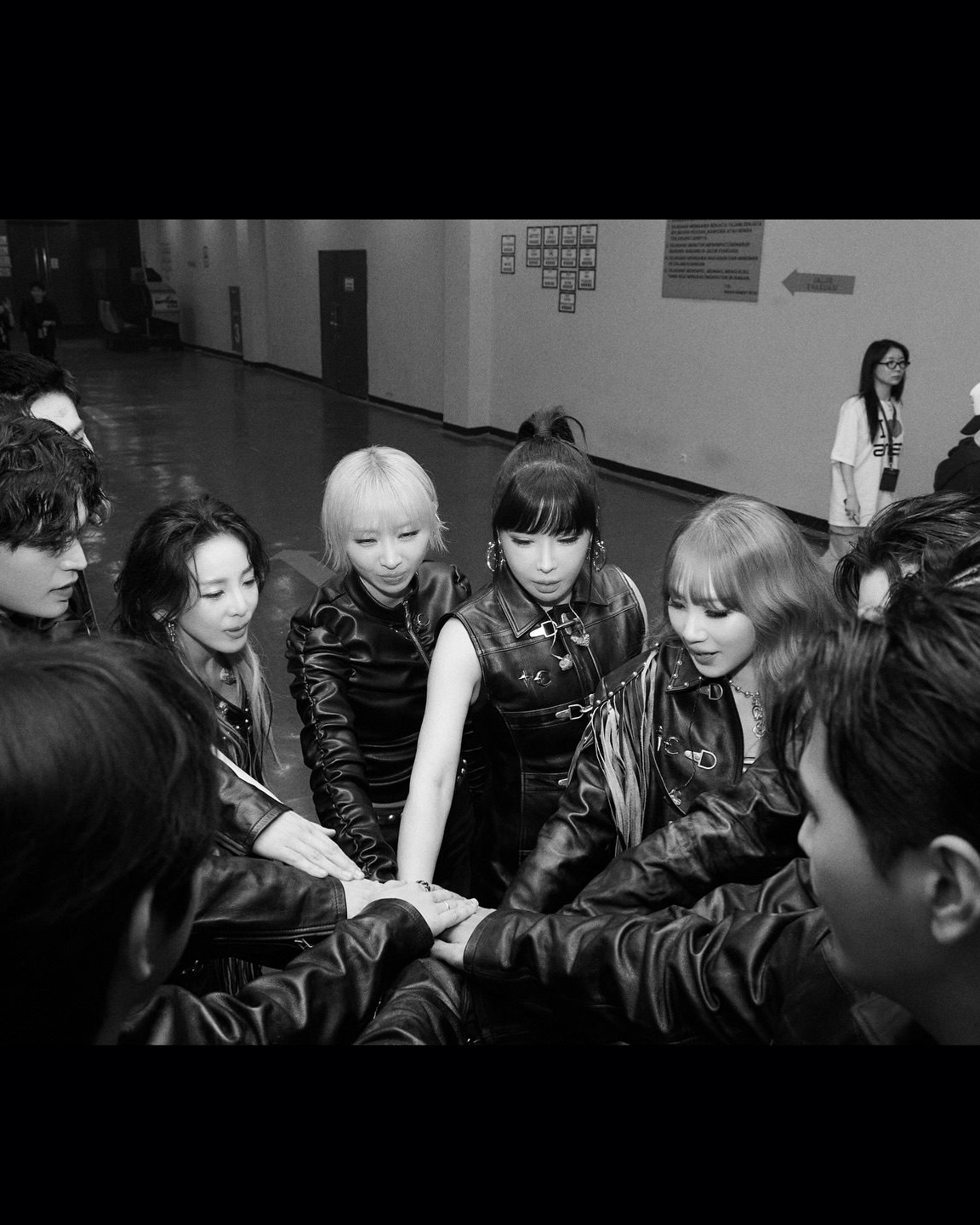 2NE1 SBS가요대전에 뜬다!💥

2NE1이 10년 만에 'SBS 가요대전'에 출연합니다.
오는 25일 인스파이어 아레나에서 열리는 'SBS 가요대전'에 완전체로 등장해 멋진 퍼포먼스를 선보일 예정인데요.
월드 투어로 몸을 제대로 푼 2NE1이 10년 만에 출연하는 ‘가요대전’에서 또 어떤 역대급 무대를 보여줄지 기대가 됩니다.

이번 'SBS 가요대전'은 오는 12월 25일 방송되니 꼭 놓치지 마세요👀 이미지3