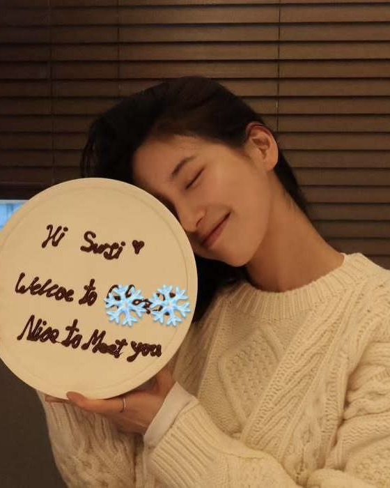 수지의 데일리 셀린느 아이템🔍

수지가 셀린느의 엠버서더가 되었죠. 이제 수지의 사복에서 셀린느 제품을 자주 볼 수 있을 텐데요. 벌써 수지는 사복에서도 셀린느 룩을 선보이고 있습니다.

최근 송혜교의 생일 파티에서는 셀린느의 크루넥 스웨터를 착용했습니다. 따뜻한 색감과 함께 셀린느 로고가 가운데 자리 잡고 있는 이 제품은 아란 캐시미어 & 울, 오프화이트 컬러로 가격은 295만 원입니다. 수지 효과 때문일까요? 벌써 품절된 사이즈도 있습니다.

또 다른 수지의 아이템은 모자입니다. 셀린느 화보 현장 비하인드에서 공개된 셀피에서 수지는 셀린느의 트리옹프 베이스볼 캡을 착용했는데요. 코듀로이 버전, 다크 블루 컬러 아이템으로 가격은 99만 원입니다.

겨울 감성이 물씬 느껴지는 수지의 셀린느 착장들! 우리도 수지의 아이템을 활용해 따뜻하고 스타일리시한 겨울을 보내봅시다! 이미지