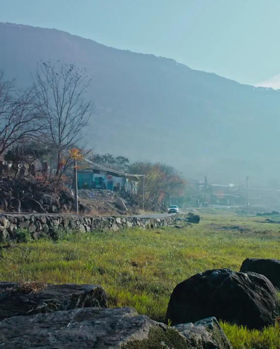 안성재가 만난 순창의 장인들🧑🏻🍳
12월 4일, ‘한국의 장 담그기 문화’가 세계 유네스코 인류무형문화유산에 등재되는 쾌거를 이뤄냈습니다. 순창에서 묵묵히 장 담그기 문화를 이어오며 이렇게 기쁜 날을 이뤄낸 장인들을 안성재 셰프가 만났습니다. 여러 방식으로 장을 담그는 장인들의 이야기부터 올해 하반기 최고 유행어로 떠오른 '킥'을 언급하는 안성재의 겸손한 모습까지 영상에서 확인할 수 있습니다. 이미지