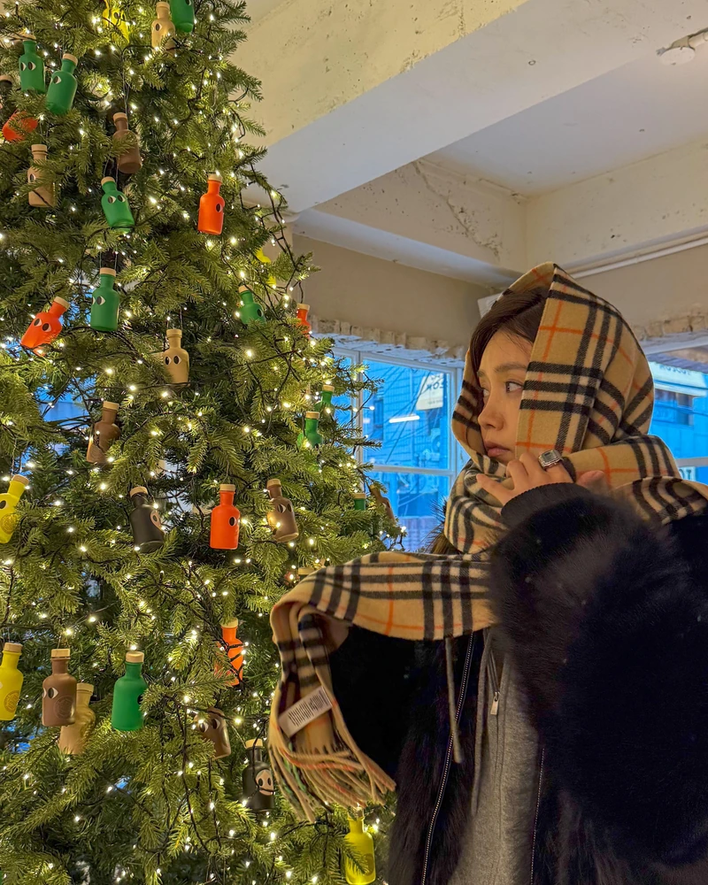 연말느낌 나는 버버리 체크 머플러🤎🎄
캐주얼&클래식한 룩에 포인트로 딱이야❤️ 이미지1
