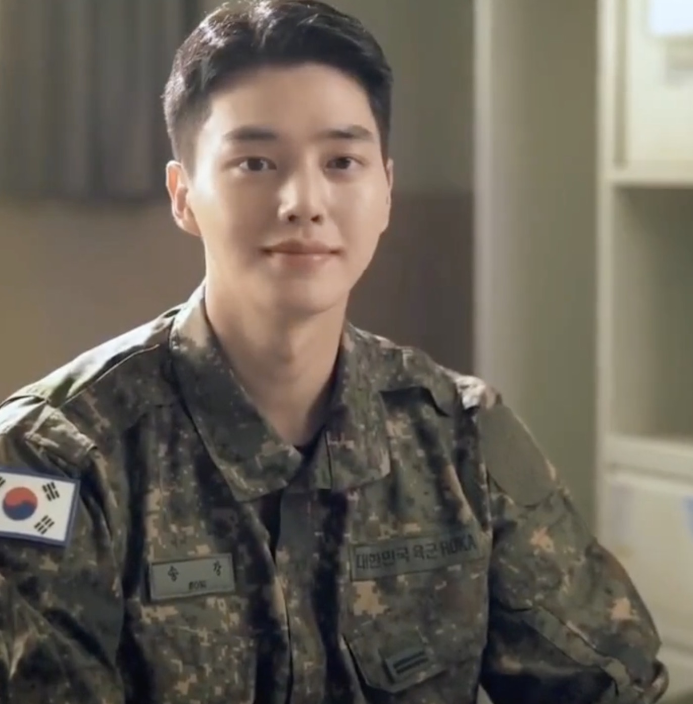 송강은 퍼스널 컬러가 군복?💚🖤 이미지