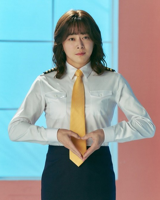<서울의 봄> 올해 작품상 선정🥳

제45회 청룡영화상에서 최우수작품상을 수상한 <서울의 봄>이 한국영화제작가협회 올해 작품상으로도 선정되는 쾌거를 이뤄냈습니다. <서울의 봄>은 1979년 12·12 군사 반란 당시 긴박했던 9시간을 재구성한 영화로, 끊임없이 화제의 작품으로 오르내리고 있습니다. 이어 '파일럿'의 조정석, '파묘'의 김고은이 각각 남우주연상과 여우주연상에 선정됐습니다.

[한국영화제작가협회상]
-작품상 : <서울의 봄>🏆
-남우주연상 : <파일럿> 조정석
-여우주연사 : <파묘> 김고은
-남우조연상 : <리볼버> 지창욱
-여우조연상 : <시민덕희> 염혜란 이미지2