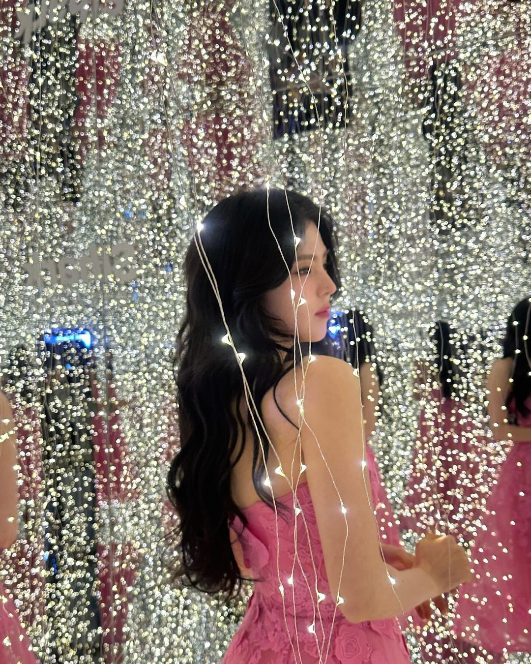 소희언니는 핫핑크도 소화하네💖
샤크뷰티 행사장 속 러블리 무드의 한소희👑✨ 이미지